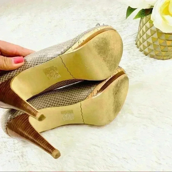 Moda Gray Snakeskin Peep Toe Gold Lined Platform Wooden Heels Size 9M - Picture 9 of 10
